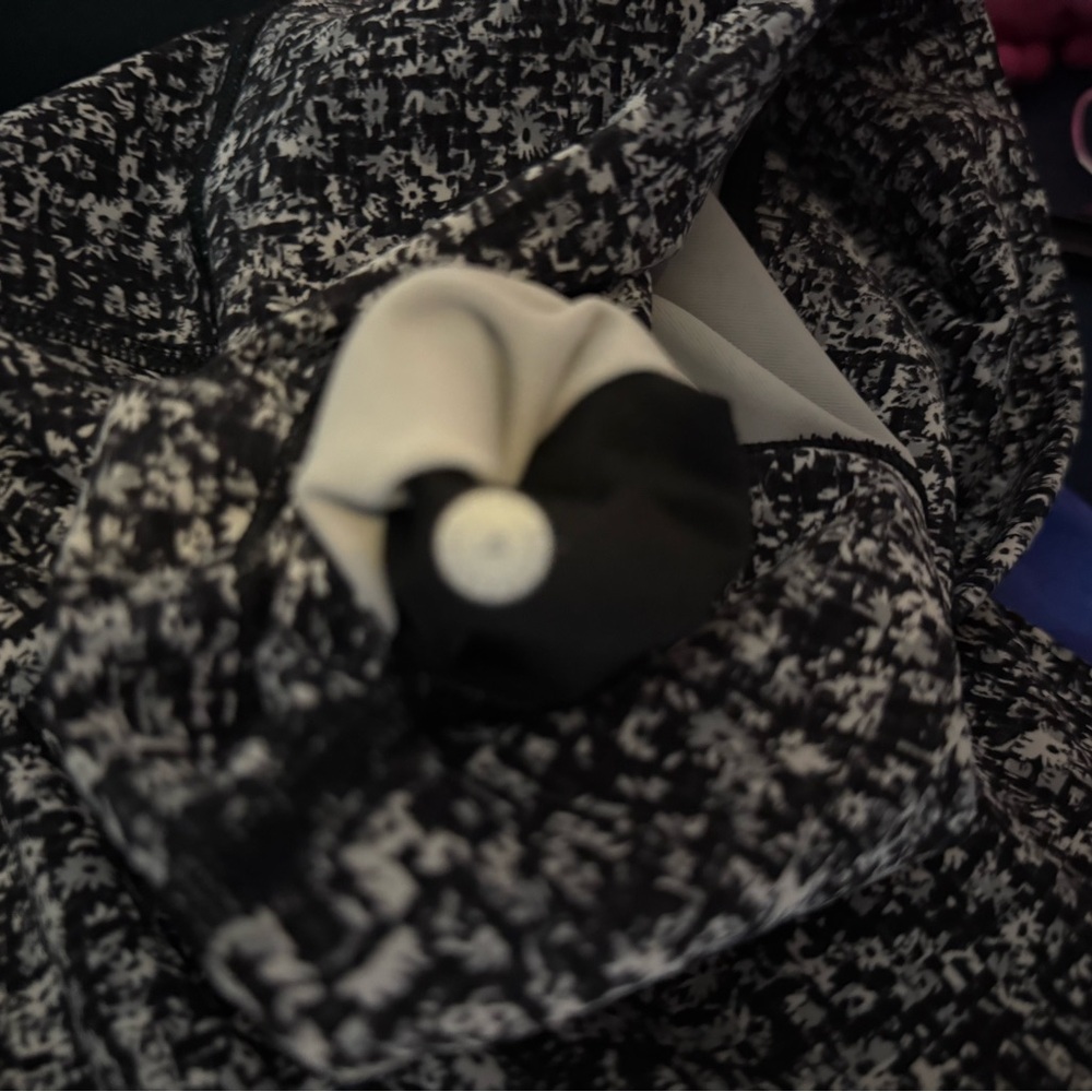 Lululemon leggings Black and White pattern high rise size 4 - Picture 6 of 6
